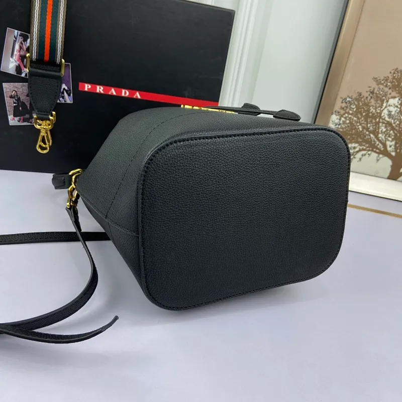 All categories Official website "Brand Women's Bags" Women's Bags 💙 PRADA 2022 official new Prada calfskin pebbled crossbody bag wholesale 58002300 High quality Size: 21-25-15CM