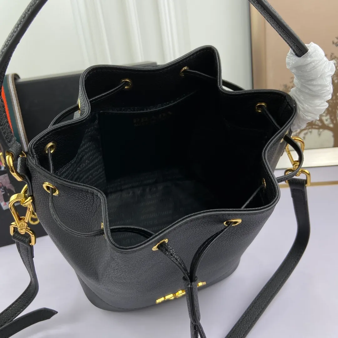 All categories Official website "Brand Women's Bags" Women's Bags 💙 PRADA 2022 official new Prada calfskin pebbled crossbody bag wholesale 58002300 High quality Size: 21-25-15CM