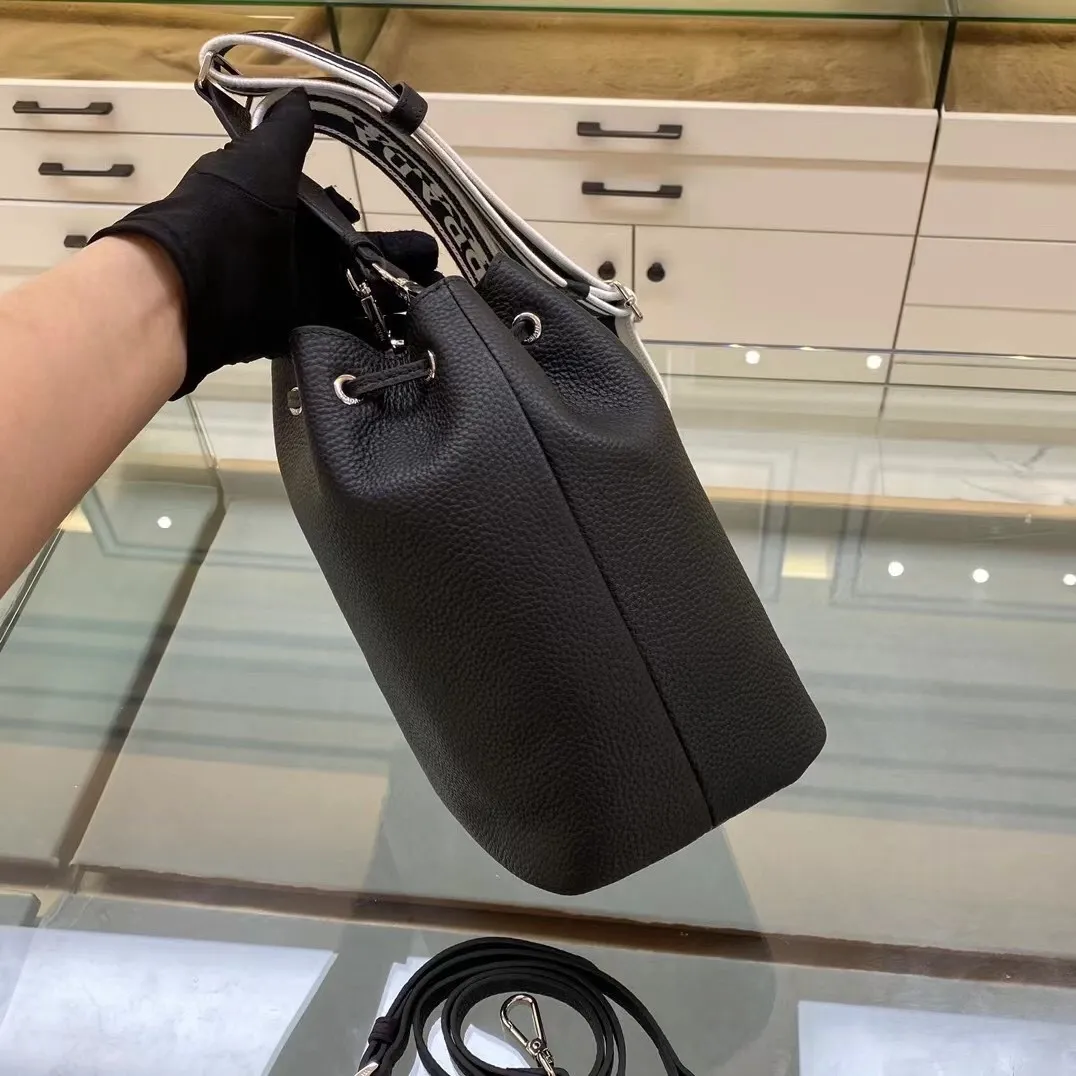 All categories Official website "Brand Women's Bags" Women's Bags 💙 PRADA 2022 Official New Prada Bucket Bag Wholesale Original Order Quality 58006000 Size: 20-25-14Cm