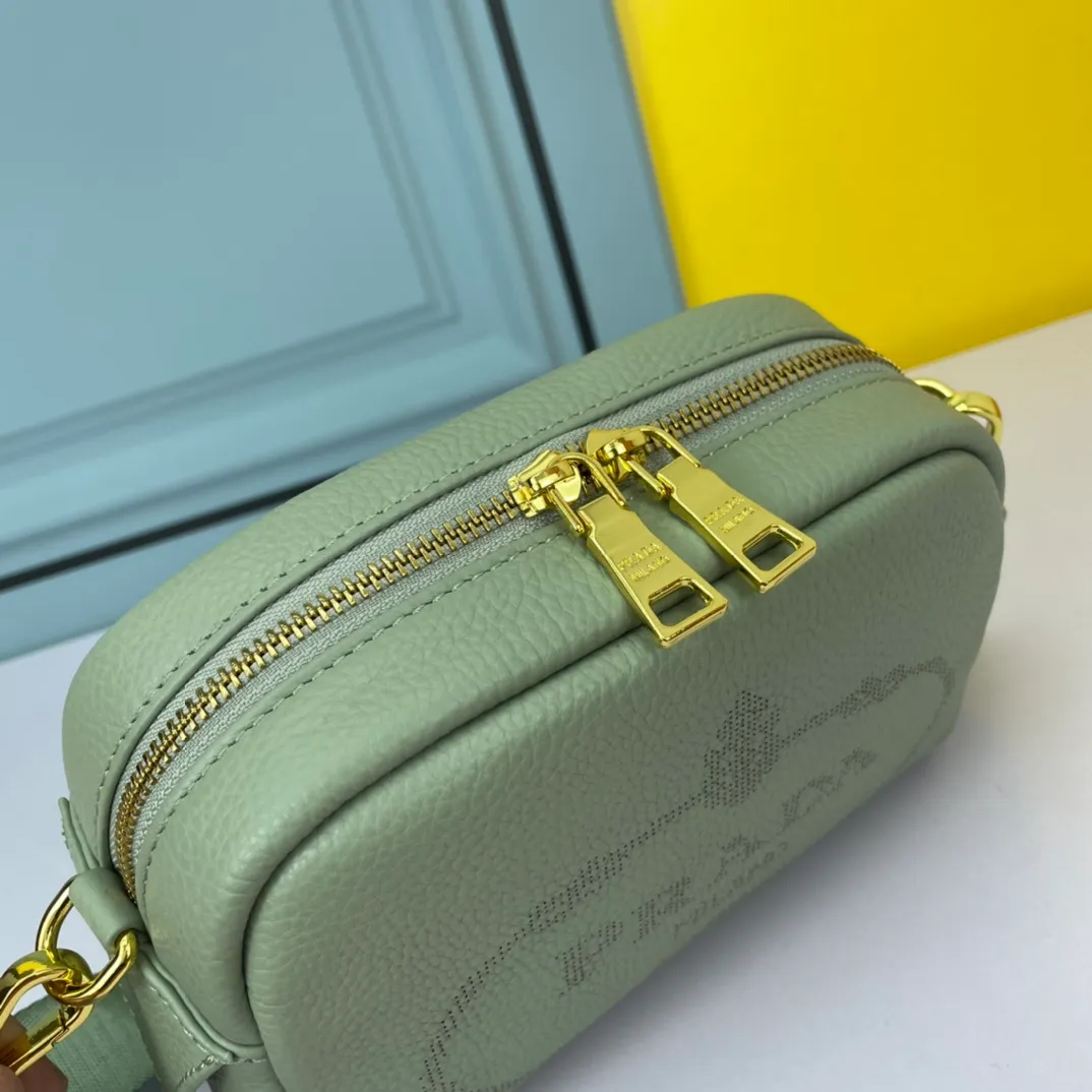 All categories Official website "Brand Women's Bags" Women's Bags 💙 PRADA replica PRADA, fine imitation PRADA bags, PRADA shoulder bags, 2023 official latest version PRADA cowhide camera bag, bag factory, original material, size: 21-14-8CM