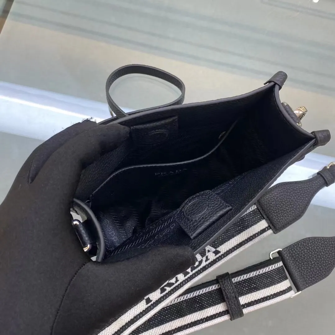 All categories Official website "Brand Women's Bags" Women's Bags 💙 PRADA 2022 official new Prada crossbody bag wholesale Original order quality 58005500 Size: 20-19-6Cm