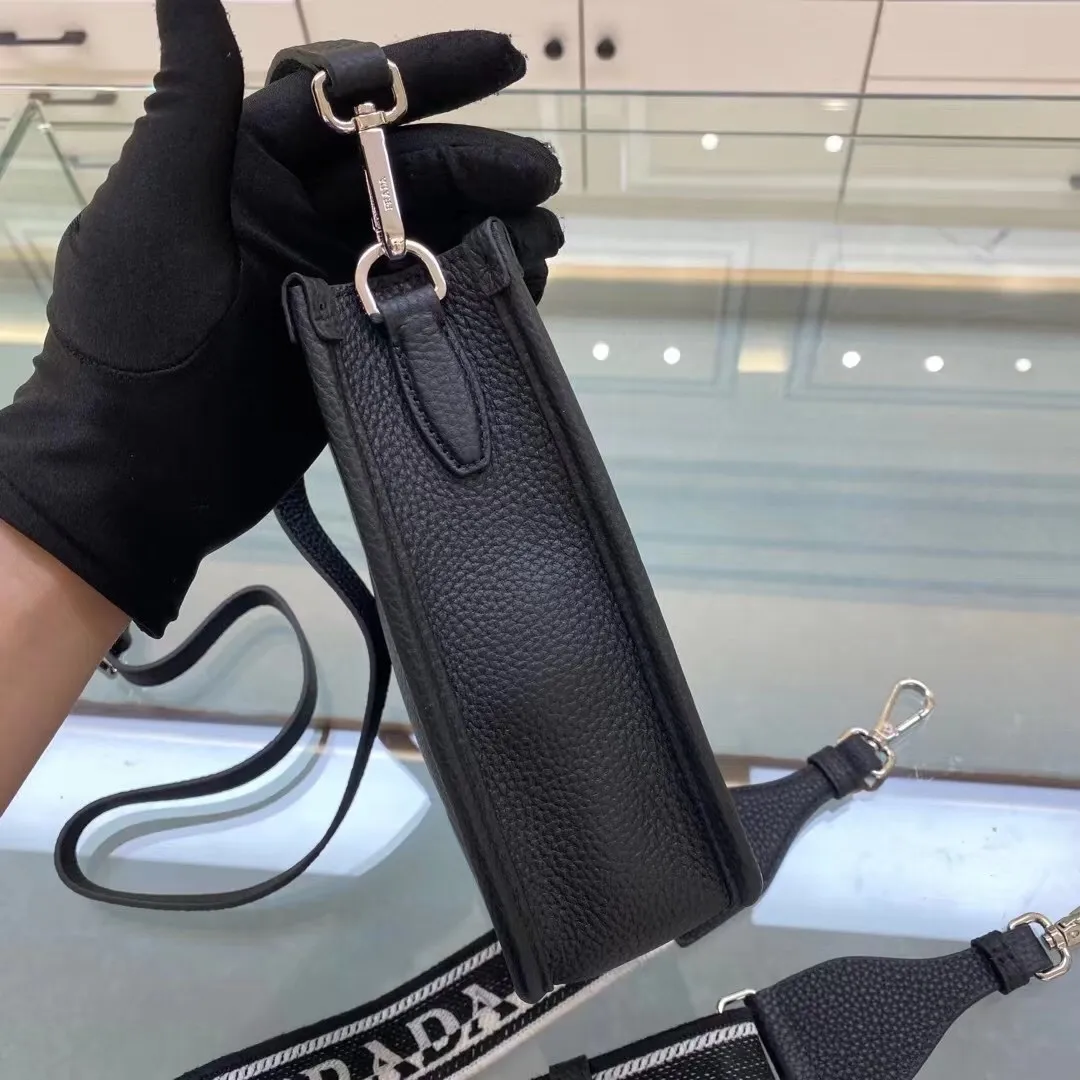 All categories Official website "Brand Women's Bags" Women's Bags 💙 PRADA 2022 official new Prada crossbody bag wholesale Original order quality 58005500 Size: 20-19-6Cm
