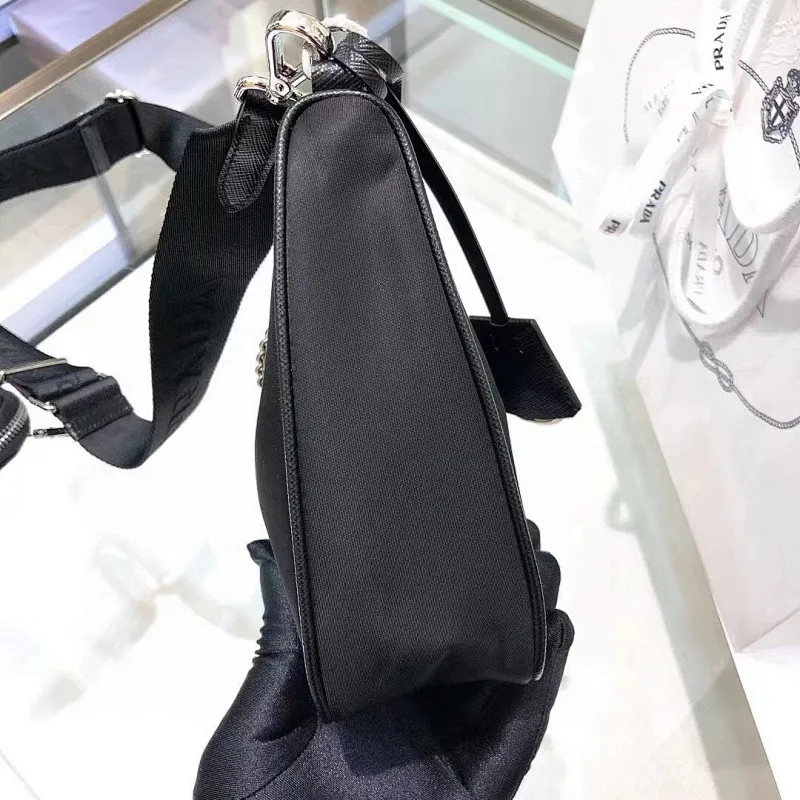 All categories Official website "Brand Women's Bags" Women's Bags 💙 PRADA 2022 official new Prada armpit bag wholesale Original order quality 58002600 Size: 22-18-6.5Cm