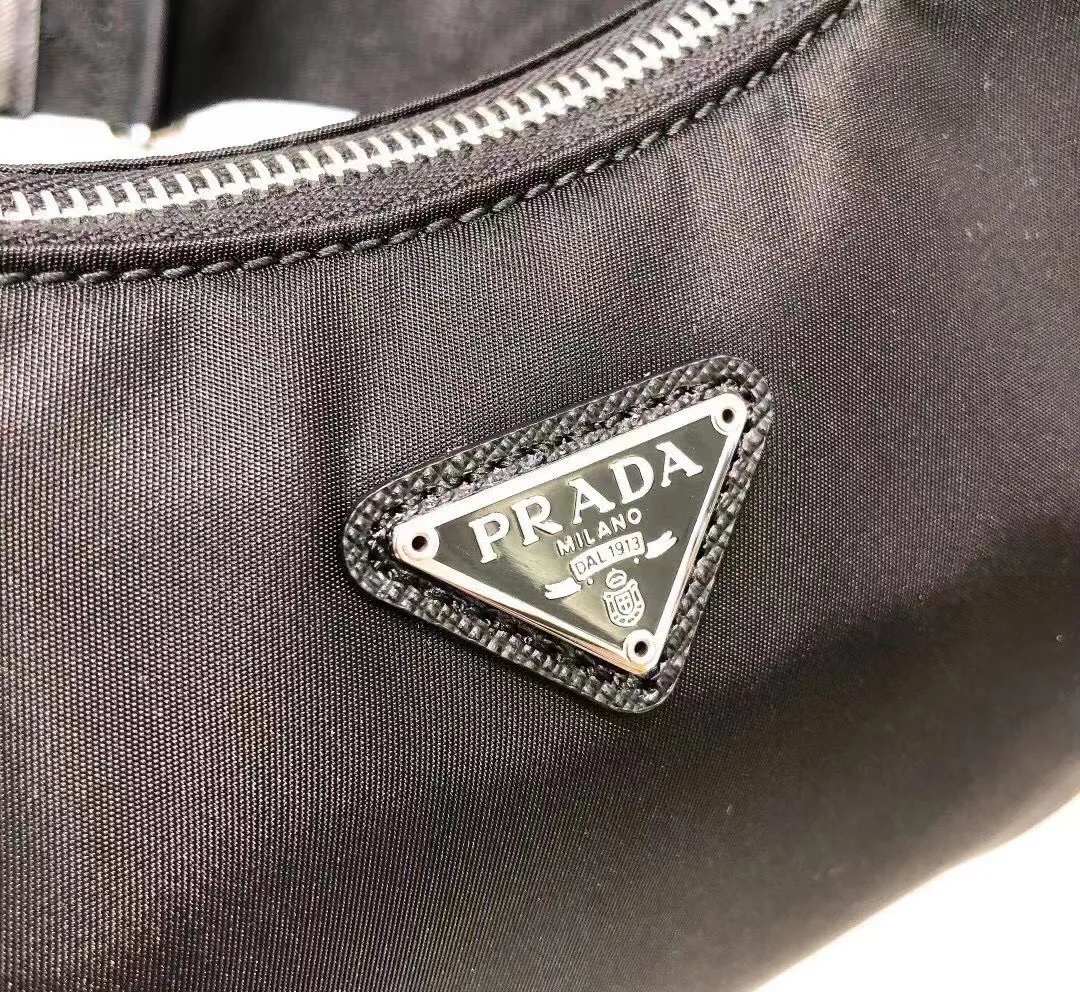 All categories Official website "Brand Women's Bags" Women's Bags 💙 PRADA 2022 official new Prada armpit bag wholesale Original order quality 58002600 Size: 22-18-6.5Cm