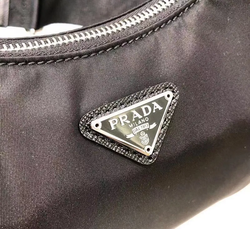 All categories Official website "Brand Women's Bags" Women's Bags 💙 PRADA 2022 official new Prada armpit bag wholesale Original order quality 58002600 Size: 22-18-6.5Cm