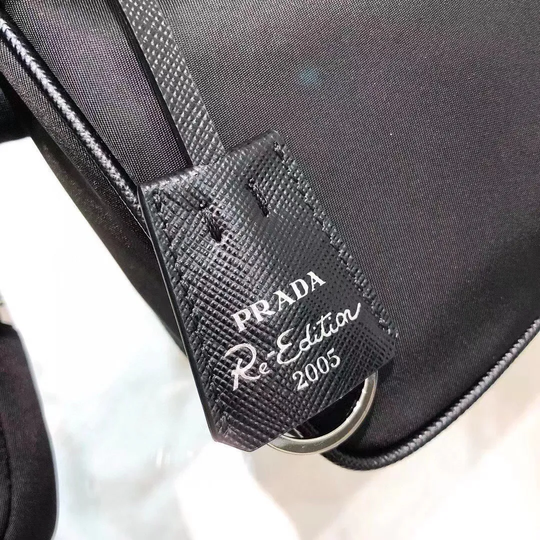 All categories Official website "Brand Women's Bags" Women's Bags 💙 PRADA 2022 official new Prada armpit bag wholesale Original order quality 58002600 Size: 22-18-6.5Cm