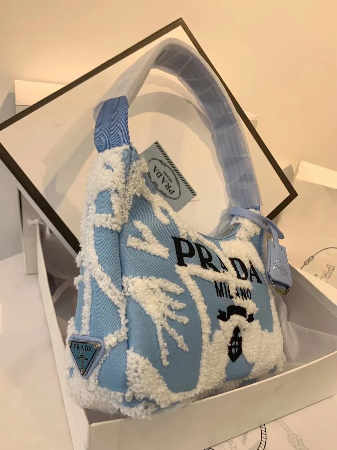 All Categories Official Website "Brand Women's Bags" Women's Bags 💙 PRADA 2022 Official New Prada Underarm Bag Wholesale 58001900 High Quality Specifications: 17-6-22CM