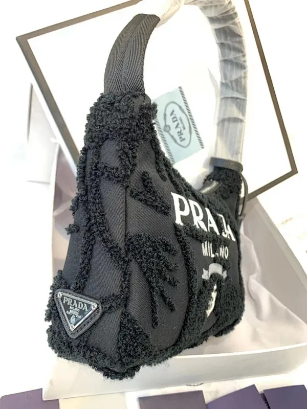 All Categories Official Website "Brand Women's Bags" Women's Bags 💙 PRADA 2022 Official New Prada Underarm Bag Wholesale 58001900 High Quality Specifications: 17-6-22CM