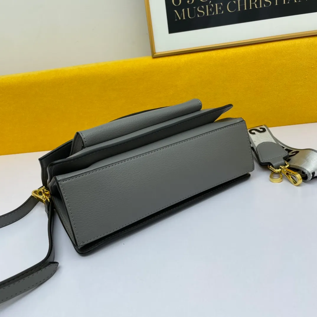 All categories Official website "Brand Women's Bags" Women's Bags 💙 PRADA 2022 official new Prada leather crossbody bag wholesale 58002300 High quality Size: 27-17-10CM