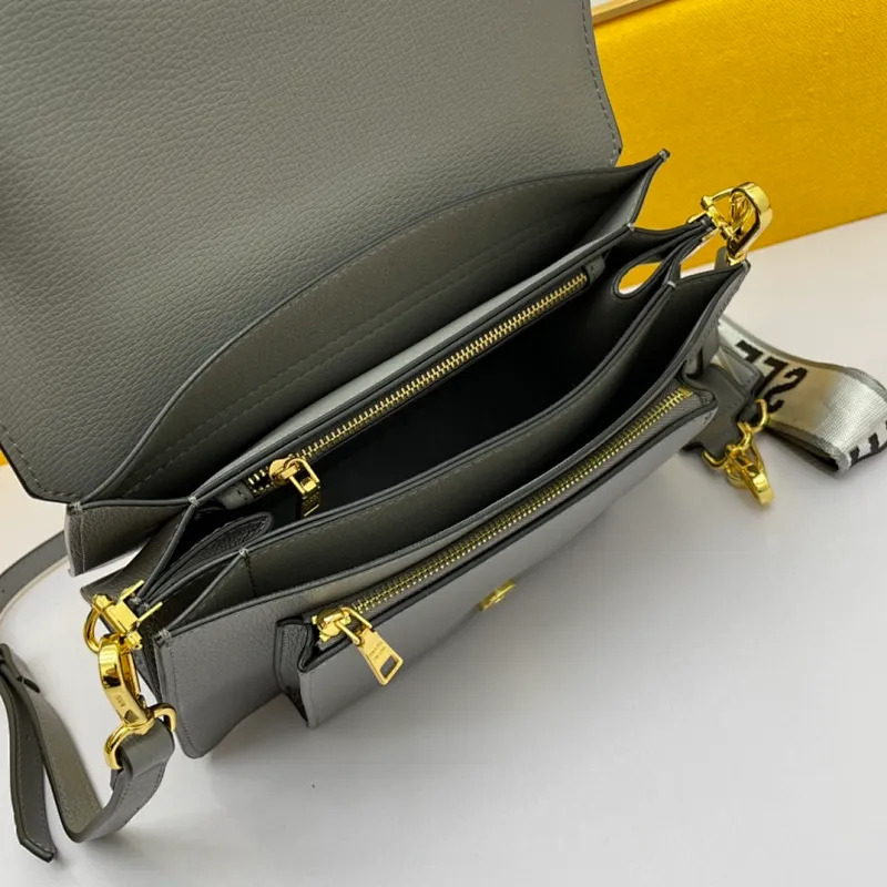 All categories Official website "Brand Women's Bags" Women's Bags 💙 PRADA 2022 official new Prada leather crossbody bag wholesale 58002300 High quality Size: 27-17-10CM