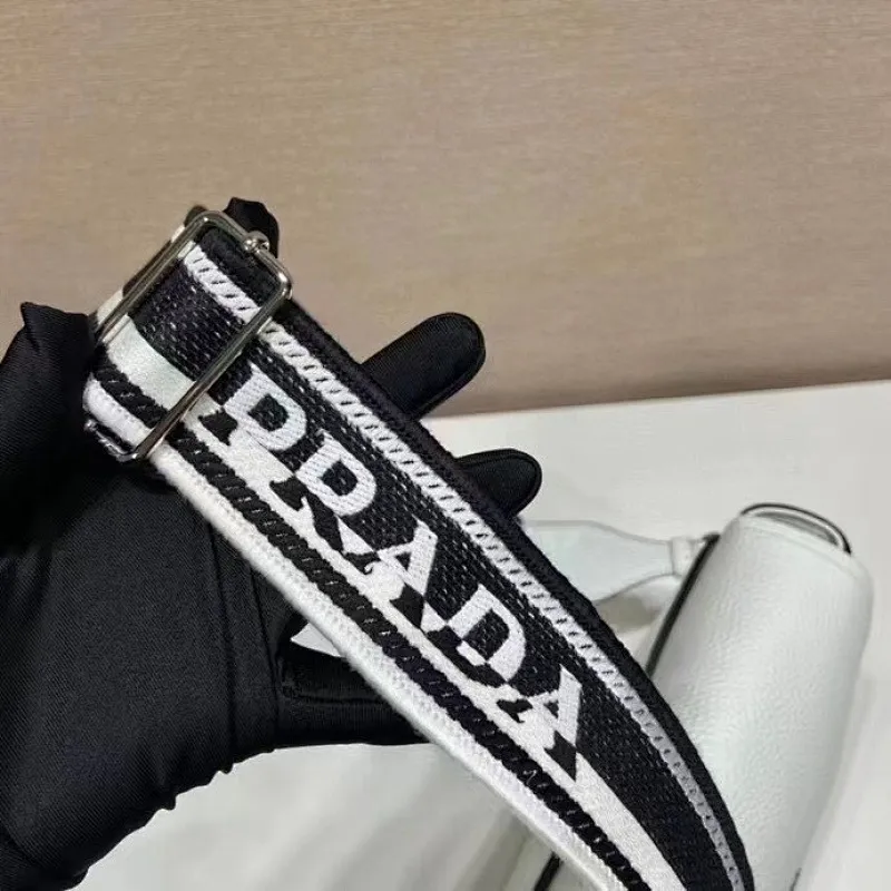 All categories Official website "Brand Women's Bags" Women's Bags 💙 PRADA 2022 official new Prada crossbody bag wholesale Original order quality 58005900 Size: 23-18-9Cm