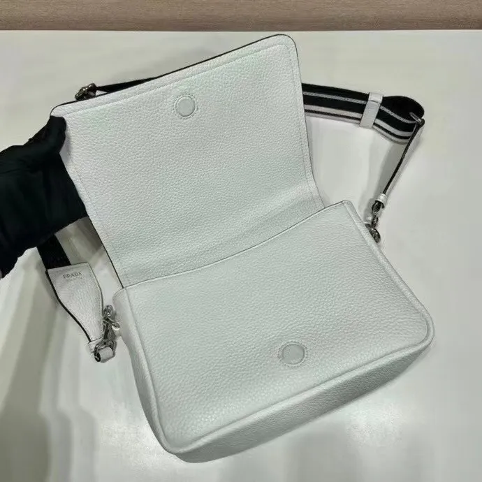 All categories Official website "Brand Women's Bags" Women's Bags 💙 PRADA 2022 official new Prada crossbody bag wholesale Original order quality 58005900 Size: 23-18-9Cm