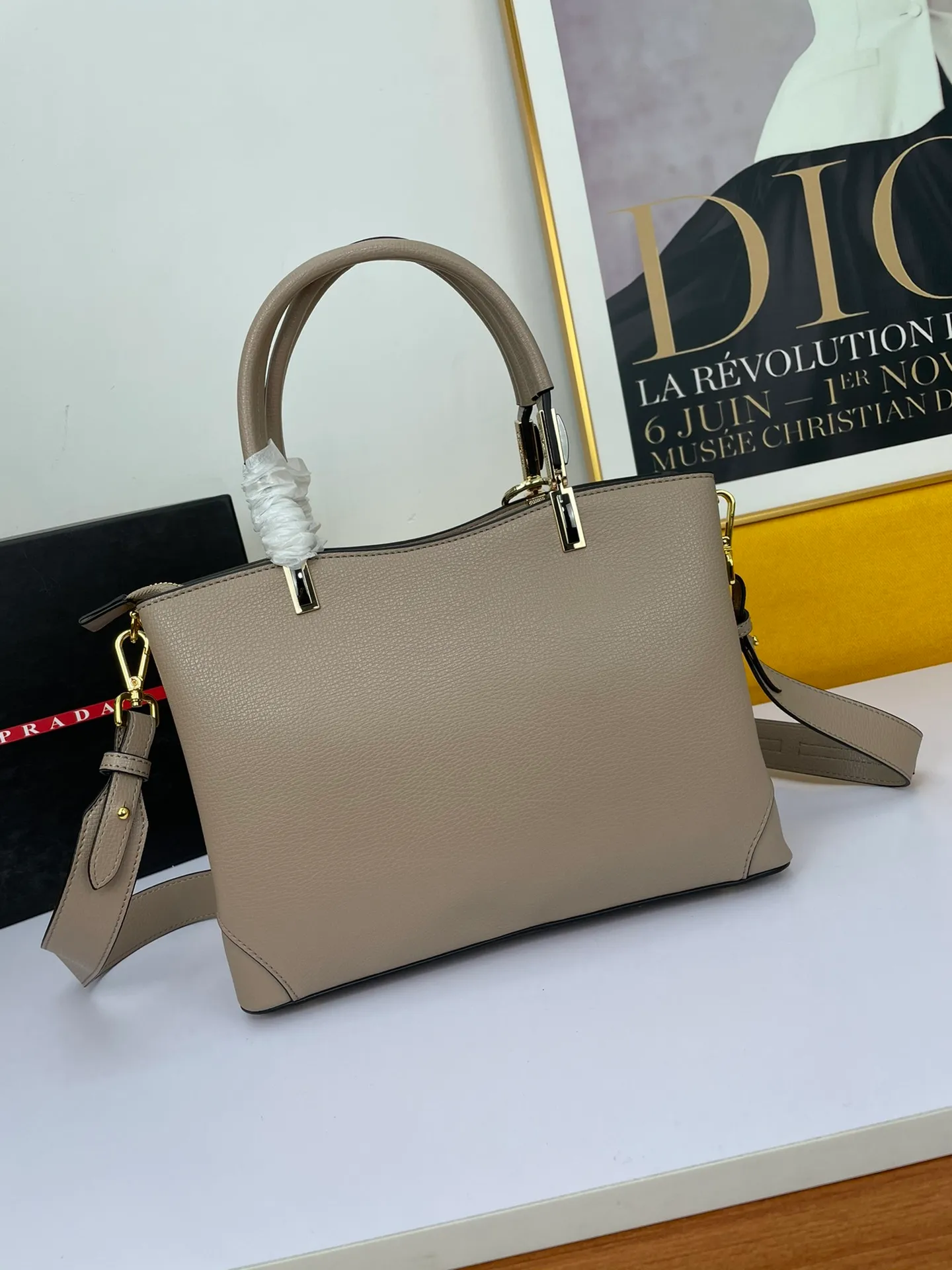 All categories Official website "Brand Women's Bags" Women's Bags 💙 PRADA 2022 Official New Prada Imported Palm Print Cowhide Fabric Handbag Wholesale 58002500 High Quality Size: 30-22-12CM