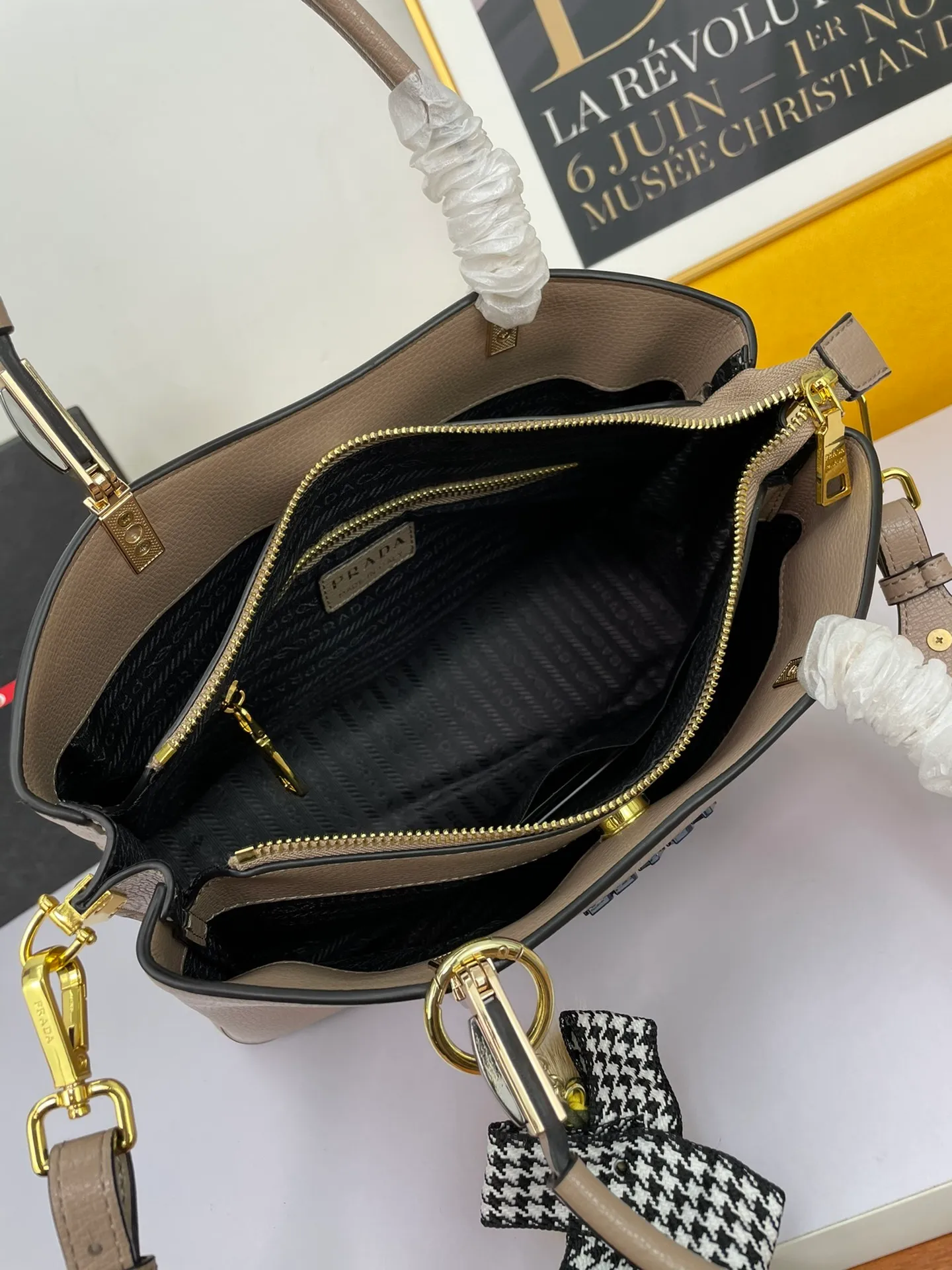 All categories Official website "Brand Women's Bags" Women's Bags 💙 PRADA 2022 Official New Prada Imported Palm Print Cowhide Fabric Handbag Wholesale 58002500 High Quality Size: 30-22-12CM