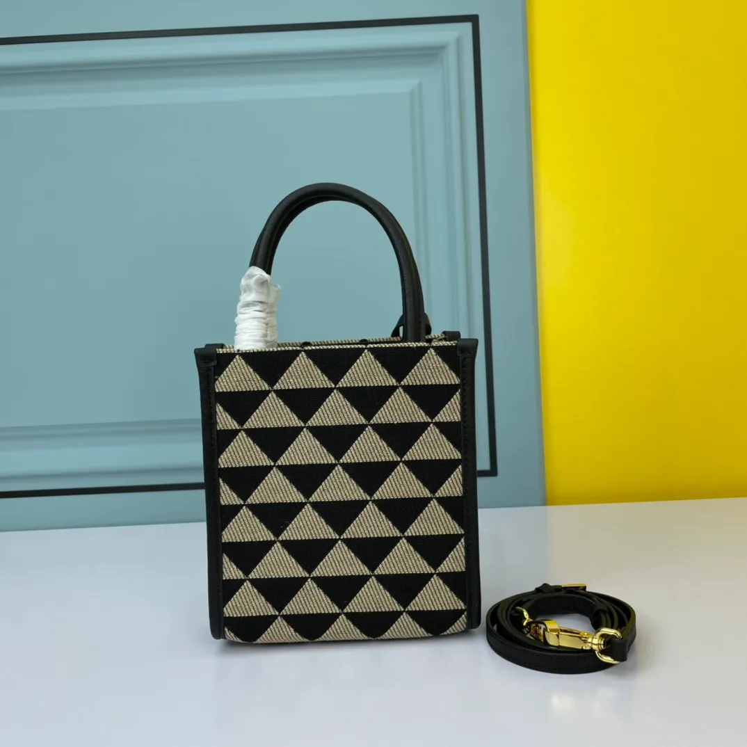 All categories Official website "Brand Women's Bags" Women's Bags 💙 PRADA 2022 Official New Prada Leather Handbag Wholesale 58001800 High Quality Size: 17-19-6CM