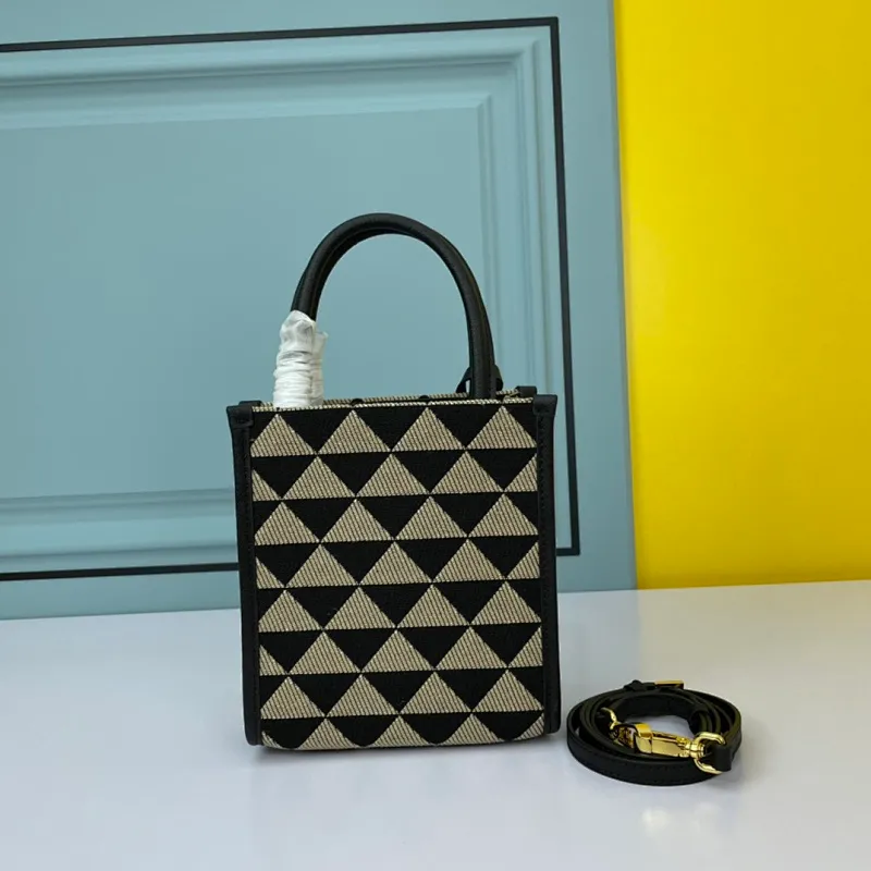 All categories Official website "Brand Women's Bags" Women's Bags 💙 PRADA 2022 Official New Prada Leather Handbag Wholesale 58001800 High Quality Size: 17-19-6CM
