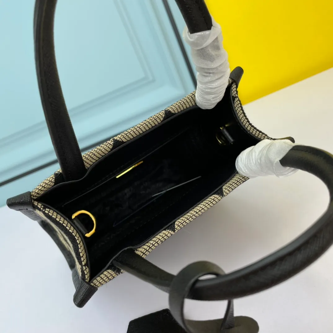All categories Official website "Brand Women's Bags" Women's Bags 💙 PRADA 2022 Official New Prada Leather Handbag Wholesale 58001800 High Quality Size: 17-19-6CM