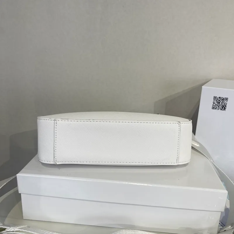 All categories Official website "Brand Women's Bags" Women's Bags 💙 PRADA 2022 Official New Prada Crossbody Bag Wholesale 58001400 High Quality Specifications: 18-22-6.5CM