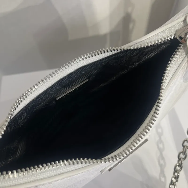 All categories Official website "Brand Women's Bags" Women's Bags 💙 PRADA 2022 Official New Prada Crossbody Bag Wholesale 58001400 High Quality Specifications: 18-22-6.5CM