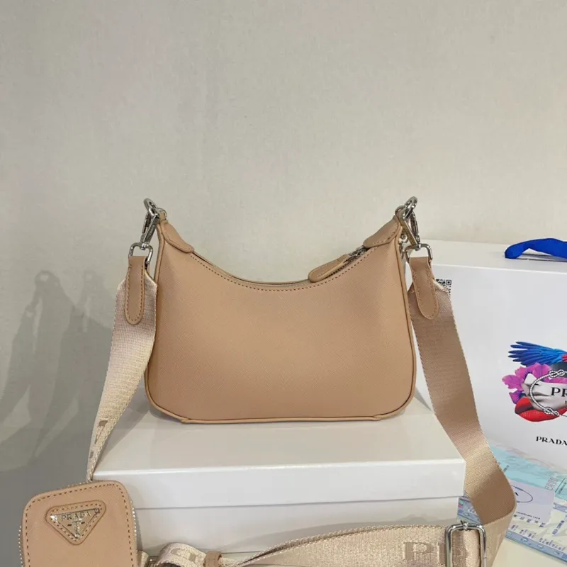 All categories Official website "Brand Women's Bags" Women's Bags 💙 PRADA 2022 Official New Prada Crossbody Bag Wholesale 58001400 High Quality Specifications: 18-22-6.5CM