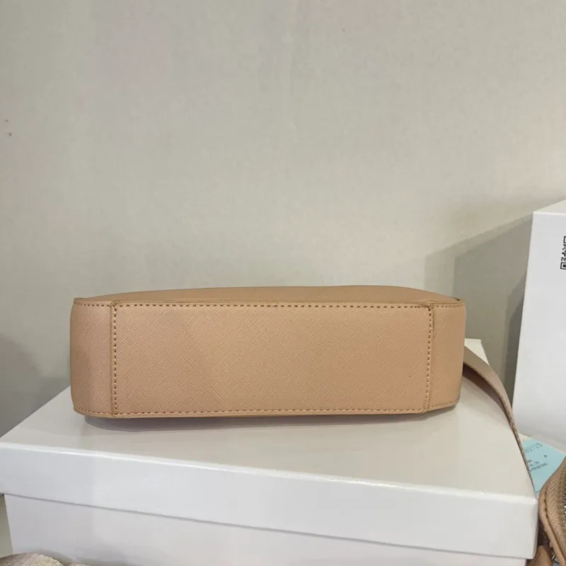All categories Official website "Brand Women's Bags" Women's Bags 💙 PRADA 2022 Official New Prada Crossbody Bag Wholesale 58001400 High Quality Specifications: 18-22-6.5CM