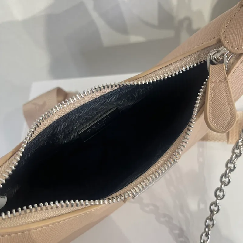 All categories Official website "Brand Women's Bags" Women's Bags 💙 PRADA 2022 Official New Prada Crossbody Bag Wholesale 58001400 High Quality Specifications: 18-22-6.5CM