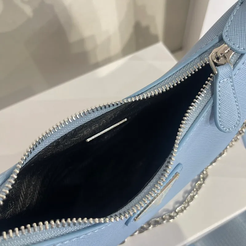 All categories Official website "Brand Women's Bags" Women's Bags 💙 PRADA 2022 Official New Prada Crossbody Bag Wholesale 58001400 High Quality Specifications: 18-22-6.5CM