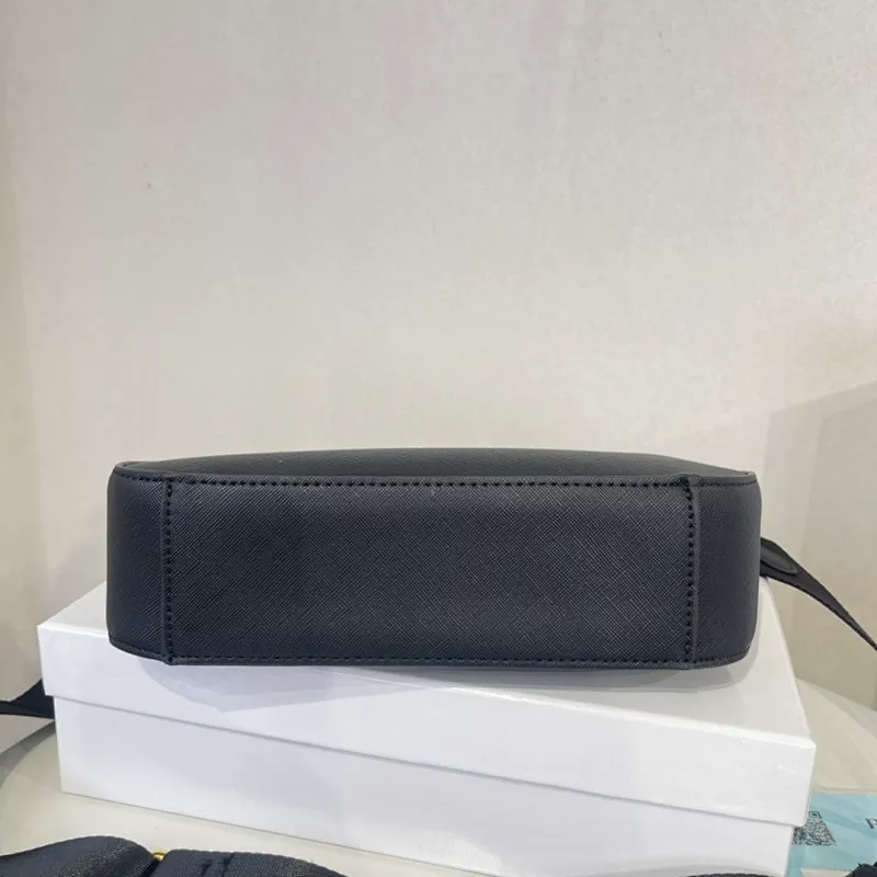 All categories Official website "Brand Women's Bags" Women's Bags 💙 PRADA 2022 Official New Prada Crossbody Bag Wholesale 58001400 High Quality Specifications: 18-22-6.5CM