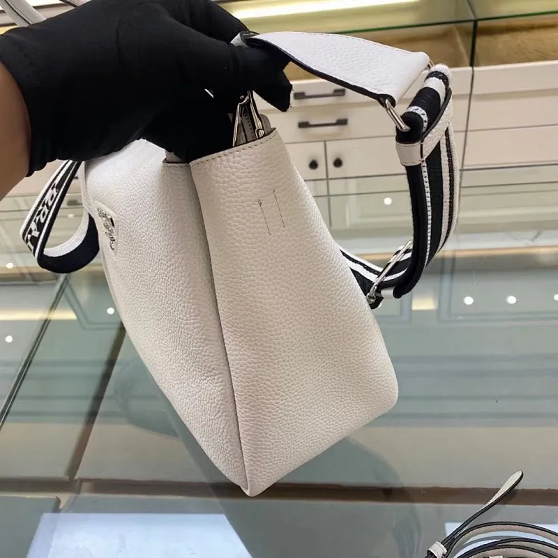All categories Official website "Brand Women's Bags" Women's Bags 💙 PRADA 2022 official new Prada crossbody bag wholesale Original order quality 58007500 Size: 32-26-13Cm