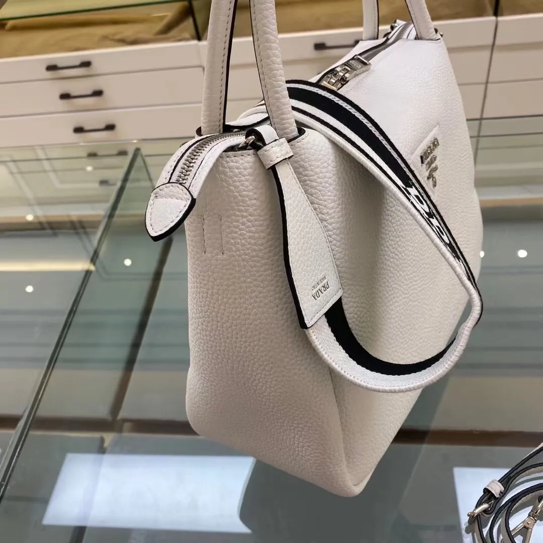 All categories Official website "Brand Women's Bags" Women's Bags 💙 PRADA 2022 official new Prada crossbody bag wholesale Original order quality 58007500 Size: 32-26-13Cm