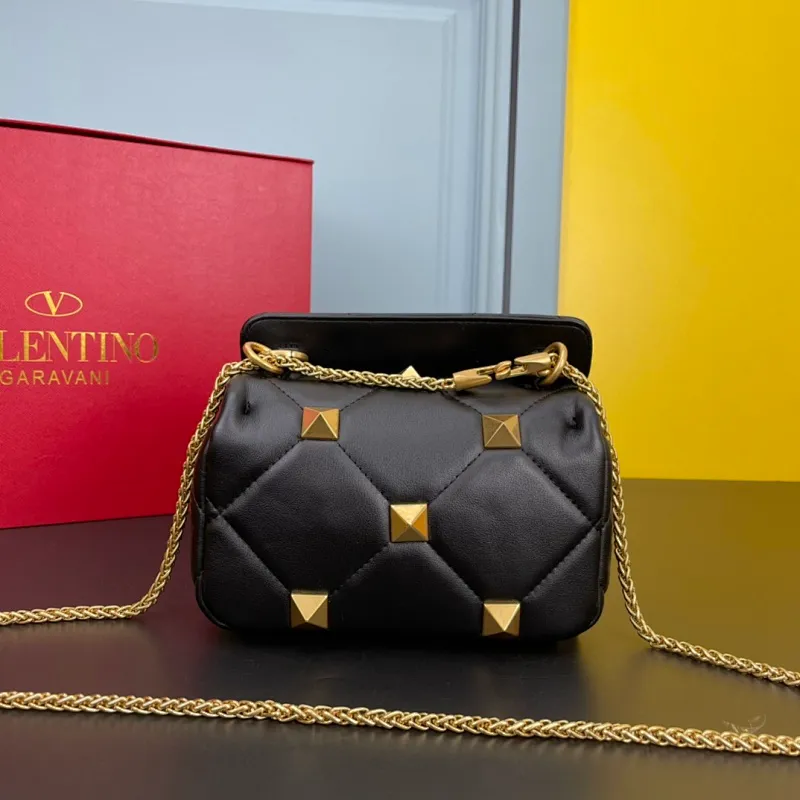 All categories Official website "Brand Women's Bags" Women's Bags 💙 Valentino 2022 Official New Valentino Nappa Sheep Leather Crossbody Bag Wholesale 58002300 High Quality Size: 20-12-7CM