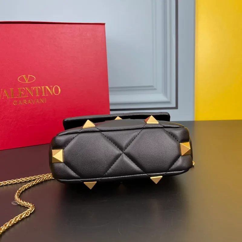 All categories Official website "Brand Women's Bags" Women's Bags 💙 Valentino 2022 Official New Valentino Nappa Sheep Leather Crossbody Bag Wholesale 58002300 High Quality Size: 20-12-7CM
