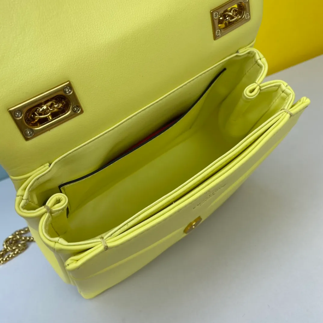All categories Official website "Brand Women's Bags" Women's Bags 💙 Valentino 2022 Official New Valentino Cowhide Crossbody Bag Wholesale 58002300 High Quality Size: 20-15-10CM