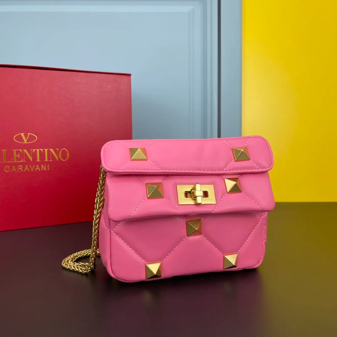 All categories Official website "Brand Women's Bags" Women's Bags 💙 Valentino 2022 Official New Valentino Nappa Sheep Leather Crossbody Bag Wholesale 58002300 High Quality Size: 20-12-7CM