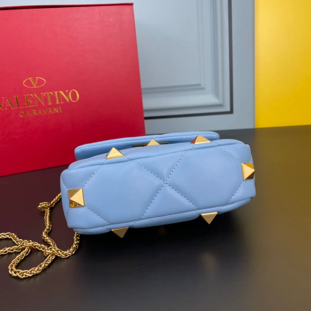 All categories Official website "Brand Women's Bags" Women's Bags 💙 Valentino 2022 Official New Valentino Nappa Sheep Leather Crossbody Bag Wholesale 58002300 High Quality Size: 20-12-7CM