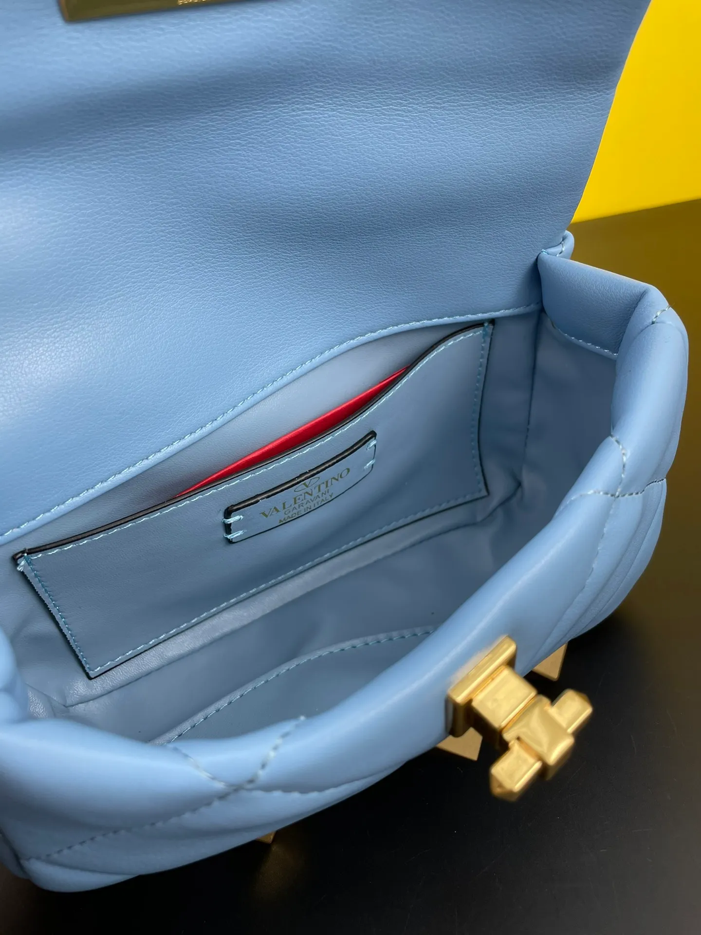 All categories Official website "Brand Women's Bags" Women's Bags 💙 Valentino 2022 Official New Valentino Nappa Sheep Leather Crossbody Bag Wholesale 58002300 High Quality Size: 20-12-7CM