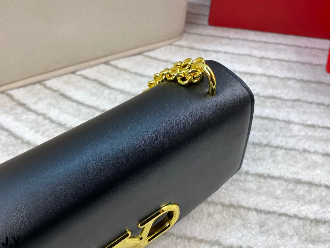 p310/p300 Folding box 🎁 Valentino Vain series handbags~ A versatile bag that can be sweet or salty, casual or business, magnetic opening and closing, practical capacity, exquisite and noble, elegant and timeless! Size: 24*16/19.5*13