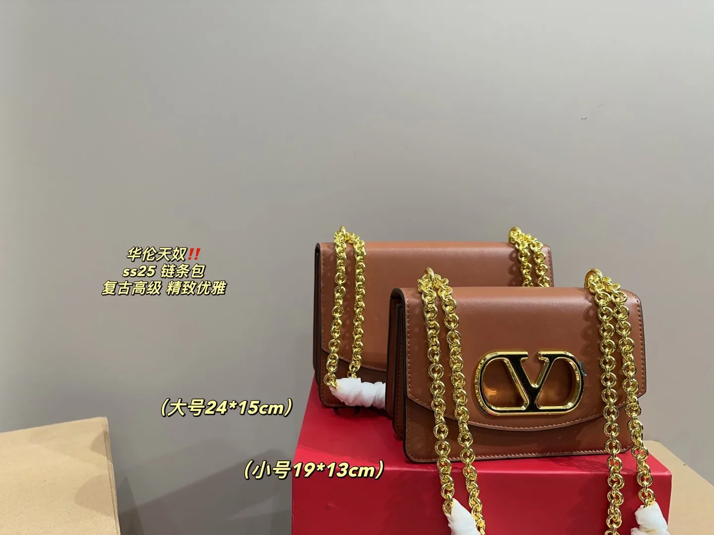 Large P300 comes with a folding box⚠️Size 24.15 Small P290 comes with a folding box⚠️Size 19.13 Valentino ss25 chain bag Retro hollow logo Modern style full of eye-catching and texture Overflowing with a sense of high-end This appearance is very versatile~ The flower of wealth in the world, beautiful and generous‼ ️