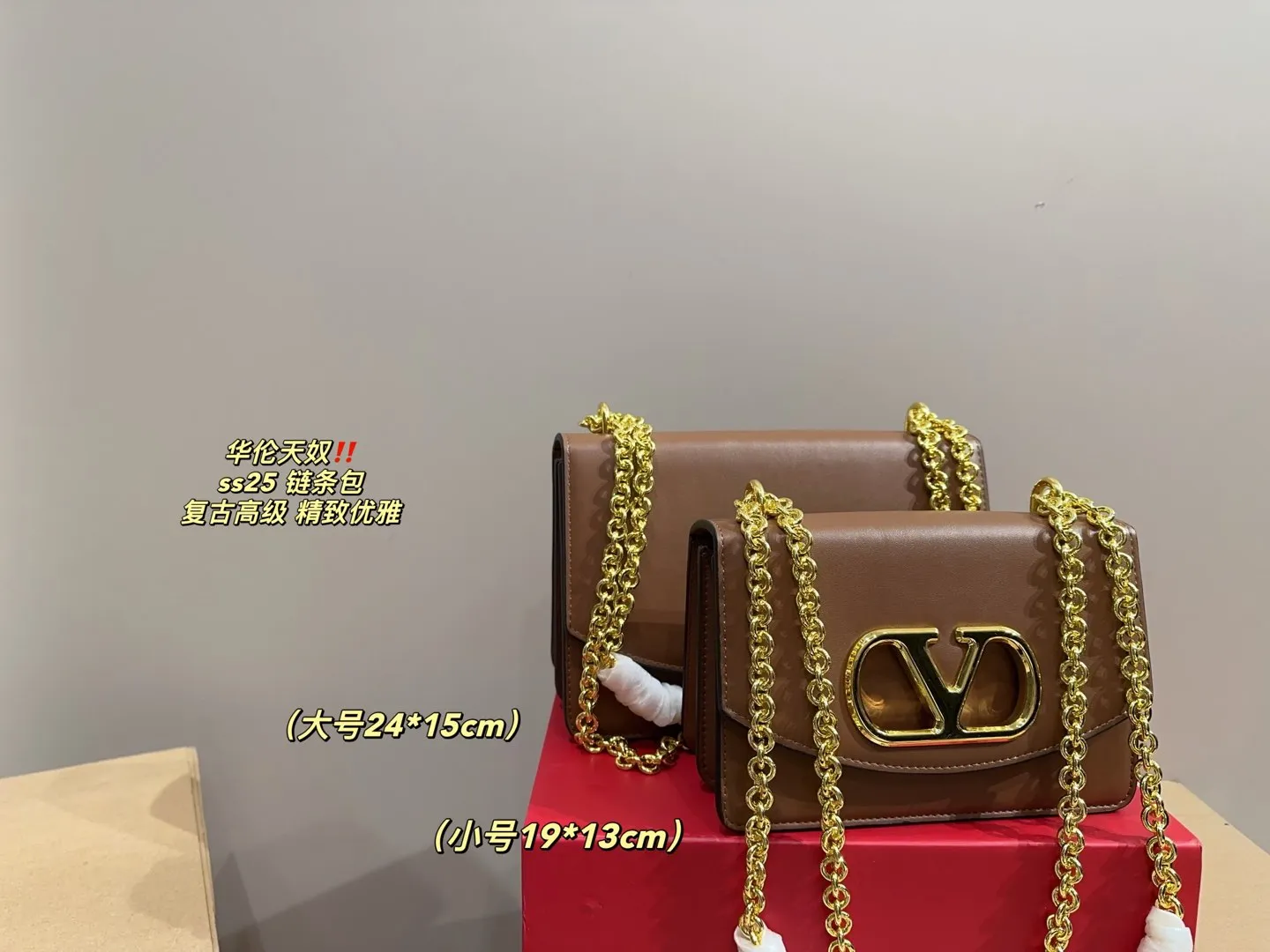 Large P300 comes with a folding box⚠️Size 24.15 Small P290 comes with a folding box⚠️Size 19.13 Valentino ss25 chain bag Retro hollow logo Modern style full of eye-catching and texture Overflowing with a sense of high-end This appearance is very versatile~ The flower of wealth in the world, beautiful and generous‼ ️
