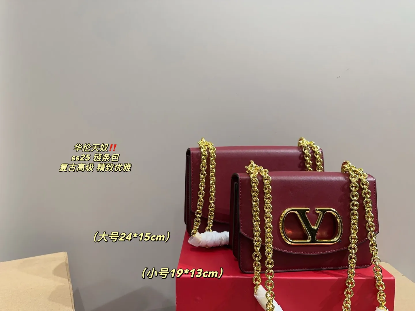 Large P300 comes with a folding box⚠️Size 24.15 Small P290 comes with a folding box⚠️Size 19.13 Valentino ss25 chain bag Retro hollow logo Modern style full of eye-catching and texture Overflowing with a sense of high-end This appearance is very versatile~ The flower of wealth in the world, beautiful and generous‼ ️