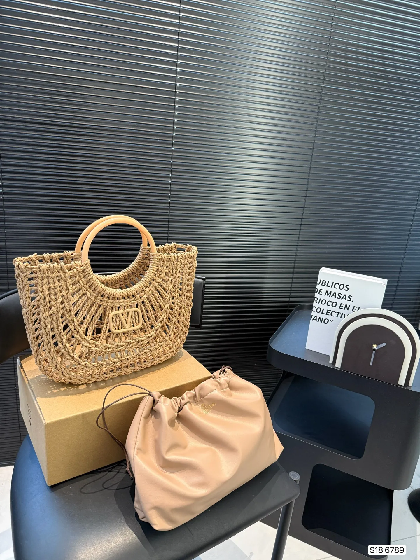 P280 comes with box Valentino Valentino woven bag 24 has a strong holiday style in spring and summer, but it is also suitable for daily life. I feel like having a bag like this is a must. After all, no one wants to refuse the waves and the beach. Size: 33 22 Item No. 6789