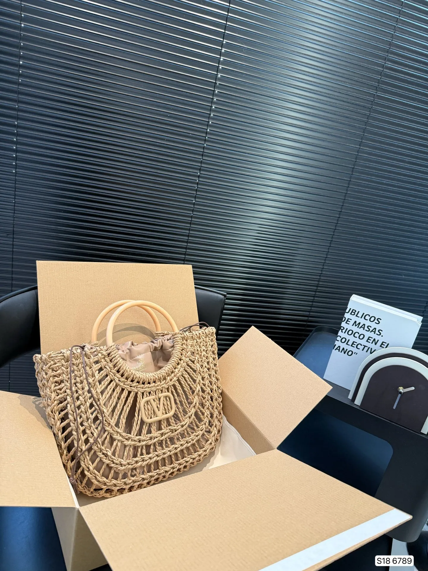 P280 comes with box Valentino Valentino woven bag 24 has a strong holiday style in spring and summer, but it is also suitable for daily life. I feel like having a bag like this is a must. After all, no one wants to refuse the waves and the beach. Size: 33 22 Item No. 6789