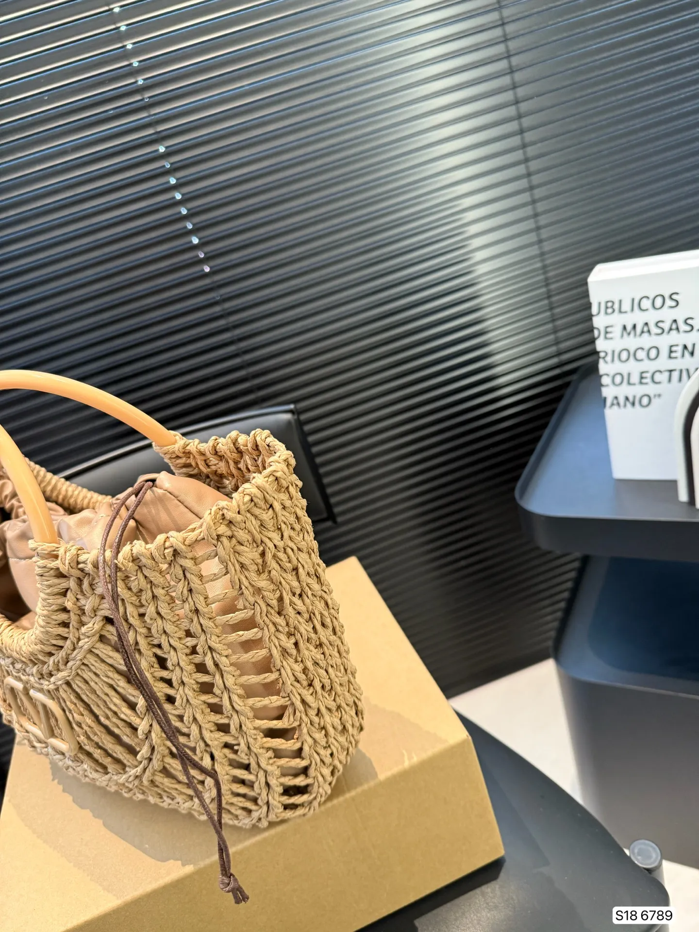 P280 comes with box Valentino Valentino woven bag 24 has a strong holiday style in spring and summer, but it is also suitable for daily life. I feel like having a bag like this is a must. After all, no one wants to refuse the waves and the beach. Size: 33 22 Item No. 6789