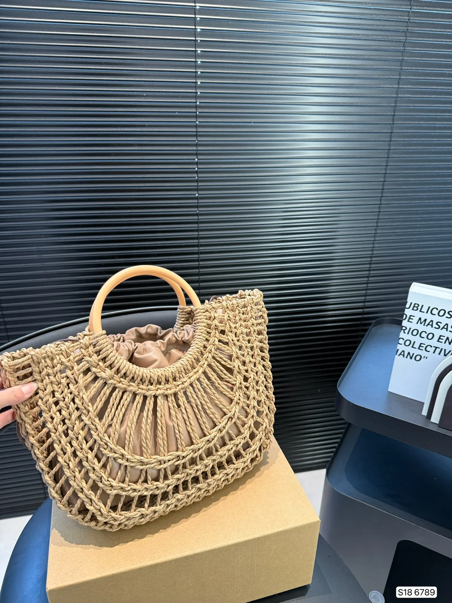 P280 comes with box Valentino Valentino woven bag 24 has a strong holiday style in spring and summer, but it is also suitable for daily life. I feel like having a bag like this is a must. After all, no one wants to refuse the waves and the beach. Size: 33 22 Item No. 6789