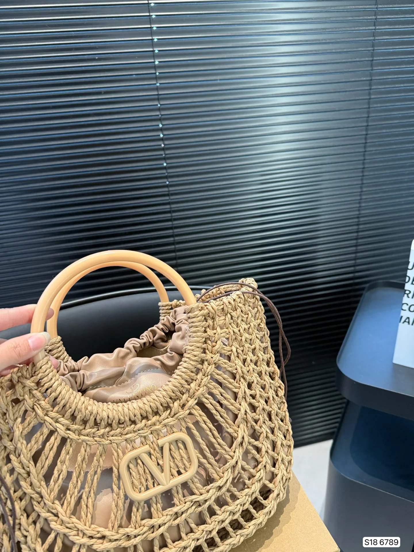 P280 comes with box Valentino Valentino woven bag 24 has a strong holiday style in spring and summer, but it is also suitable for daily life. I feel like having a bag like this is a must. After all, no one wants to refuse the waves and the beach. Size: 33 22 Item No. 6789