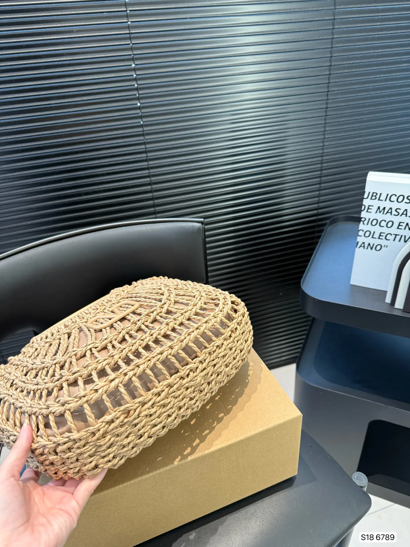 P280 comes with box Valentino Valentino woven bag 24 has a strong holiday style in spring and summer, but it is also suitable for daily life. I feel like having a bag like this is a must. After all, no one wants to refuse the waves and the beach. Size: 33 22 Item No. 6789