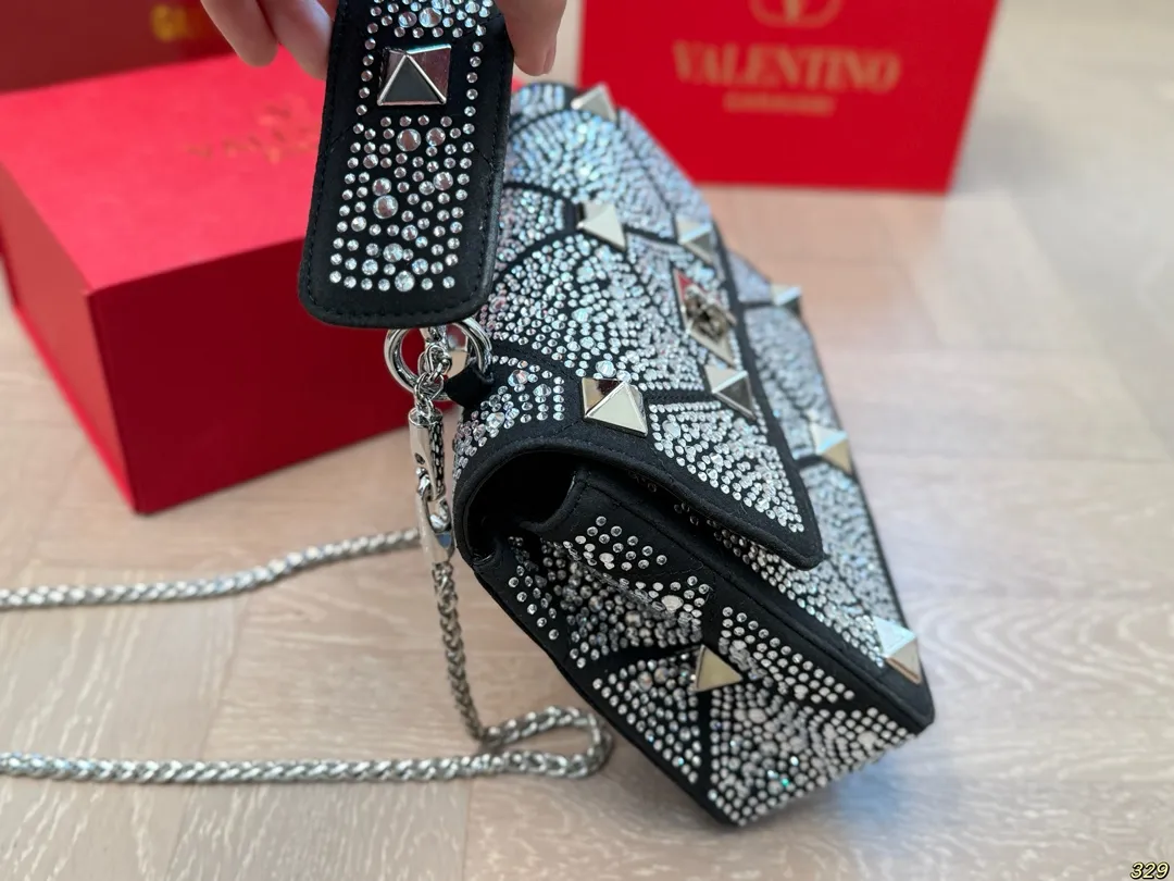 ¥420 Folding box Valentino star diamond version handbag Simple bag silhouette unlocks fashionable charm Can be salty or sweet Make you the most beautiful girl on the street Very versatile yyds Size: 24 16