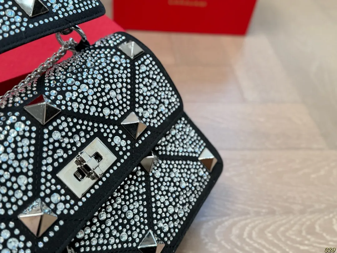 ¥420 Folding box Valentino star diamond version handbag Simple bag silhouette unlocks fashionable charm Can be salty or sweet Make you the most beautiful girl on the street Very versatile yyds Size: 24 16