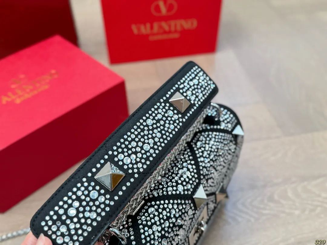 ¥420 Folding box Valentino star diamond version handbag Simple bag silhouette unlocks fashionable charm Can be salty or sweet Make you the most beautiful girl on the street Very versatile yyds Size: 24 16