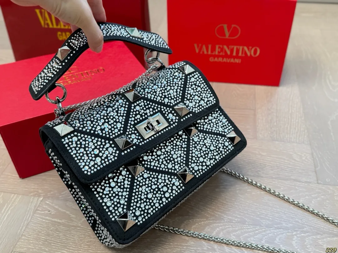 ¥420 Folding box Valentino star diamond version handbag Simple bag silhouette unlocks fashionable charm Can be salty or sweet Make you the most beautiful girl on the street Very versatile yyds Size: 24 16